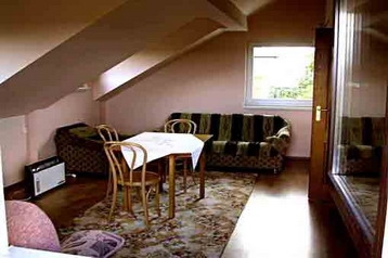 Polonia Privát Gdów, Esterno